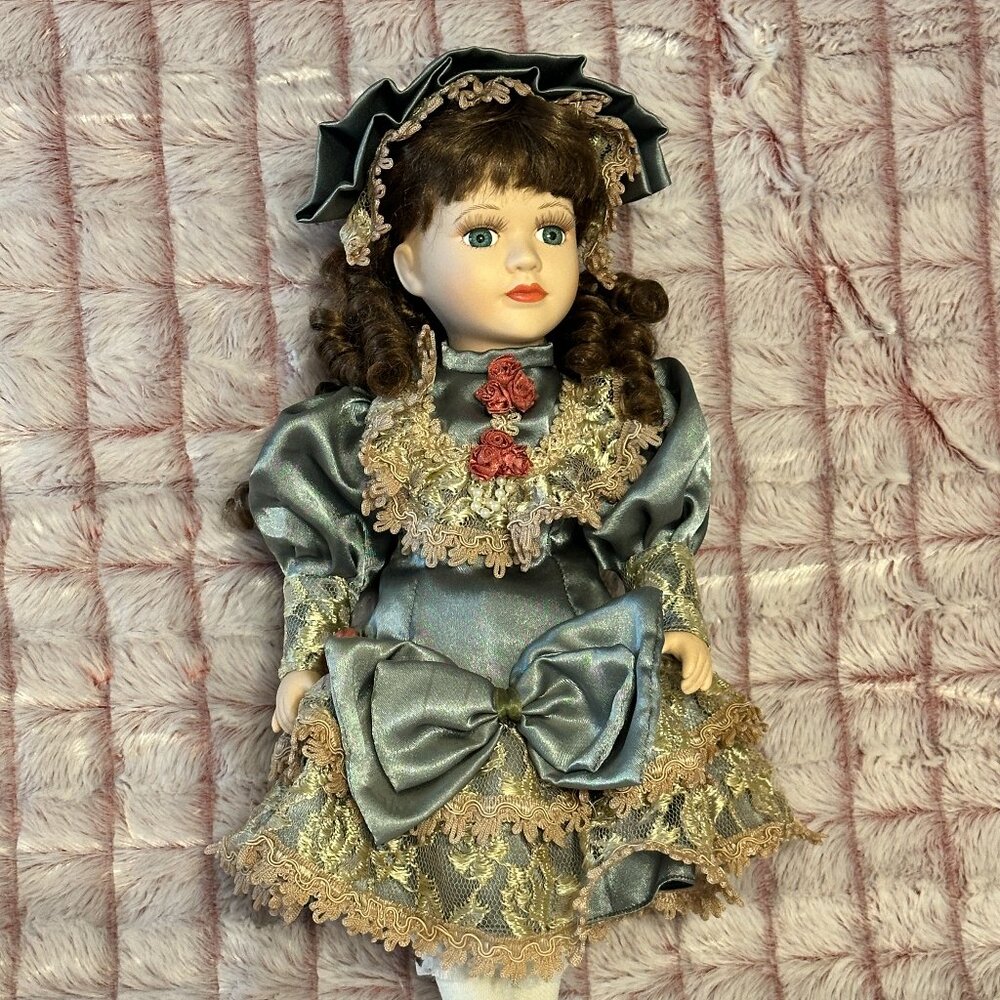 Geppeddo Vanessa 16" Modern Porcelain Doll